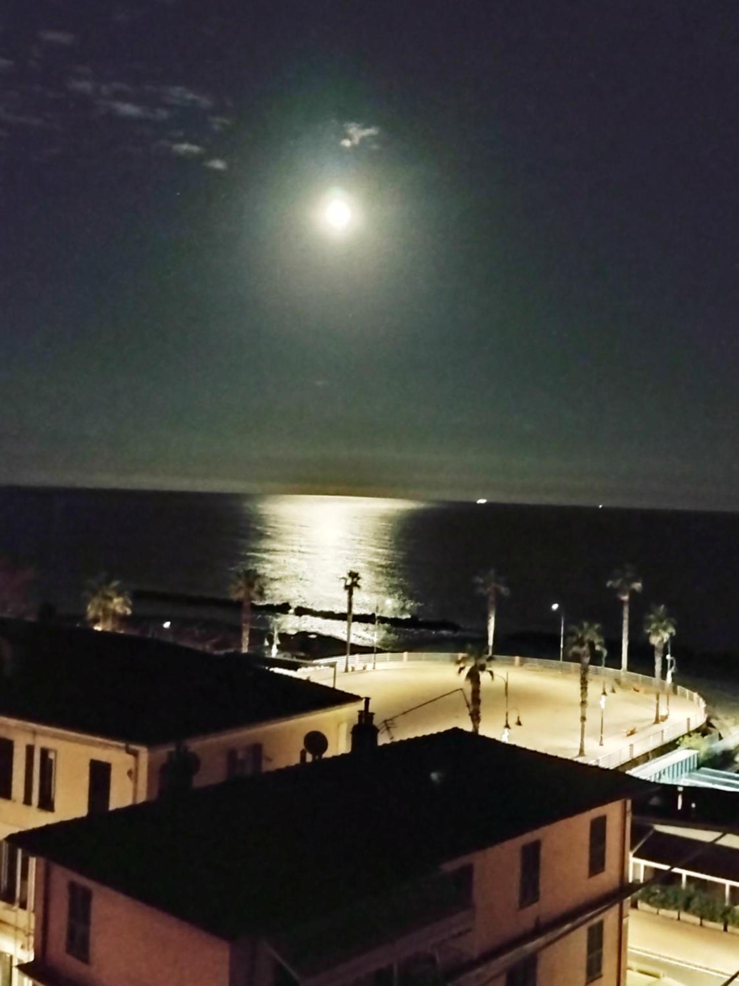 Апартаменти Casa Fronte Mare Вентімілья Екстер'єр фото